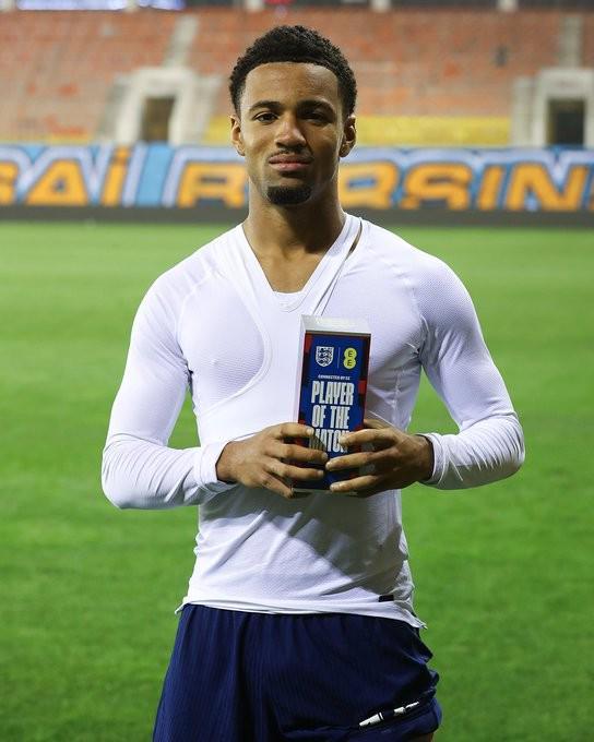 九游体育在线-太阳报：英格兰U21更衣室遭偷拍，恩瓦内里挥动毛巾愤怒遮窗